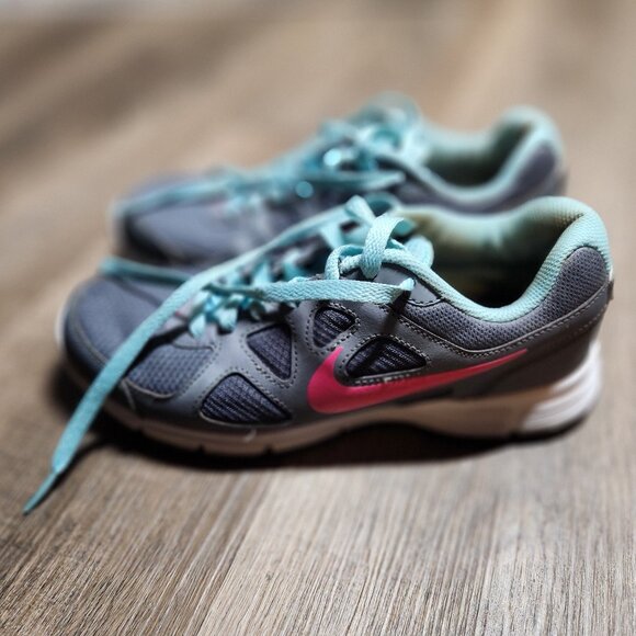 ✔️🩷Nike Revolution 2 Sneaker Running Shoes Gray Pink Turquoise -W7.5 - Picture 2 of 3